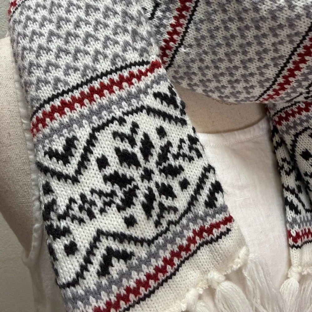 Maurices Fair Isle Nordic Knit Winter‎ Gray Black Red Tassel Fringe Scarf OS
